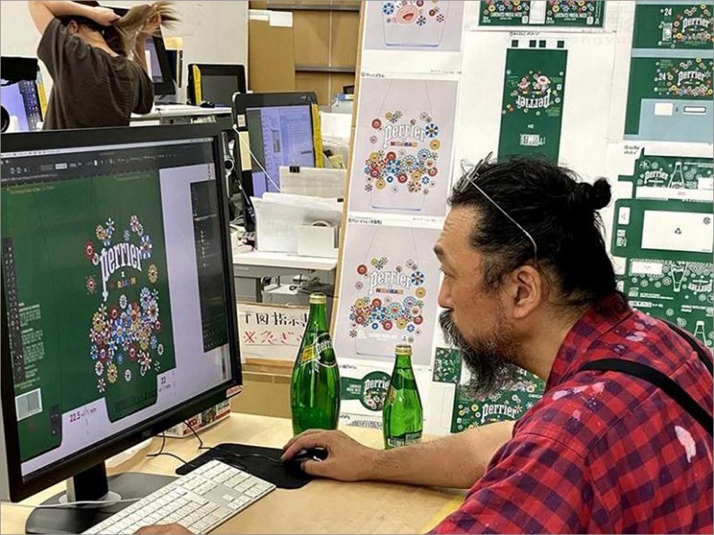 日本藝術(shù)家村上隆創(chuàng)作Perrier蘇打水包裝設計的工作場景照片